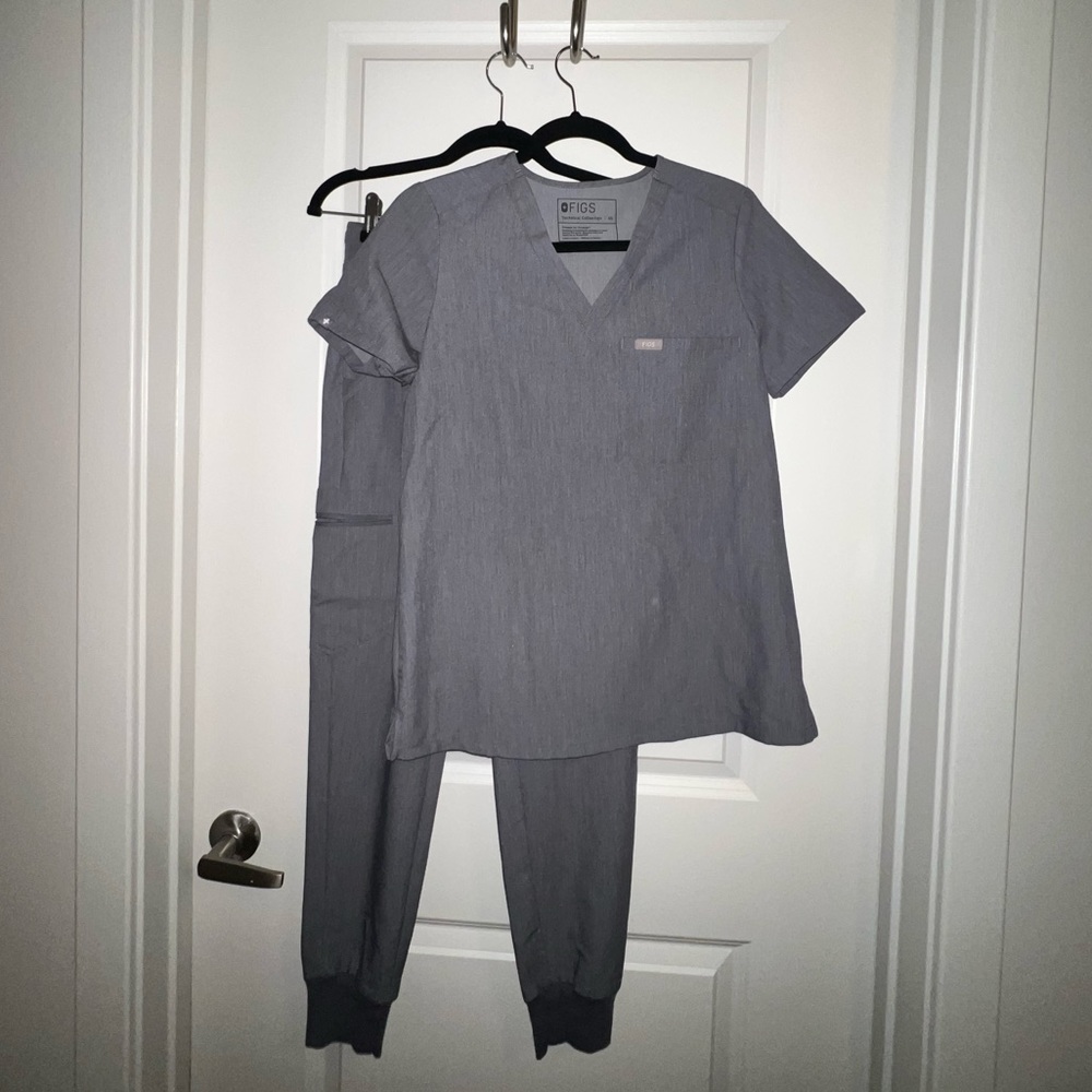 FIGS Zamora Jogger Scrub Pant & Catarina One-Pocket Scrub Top